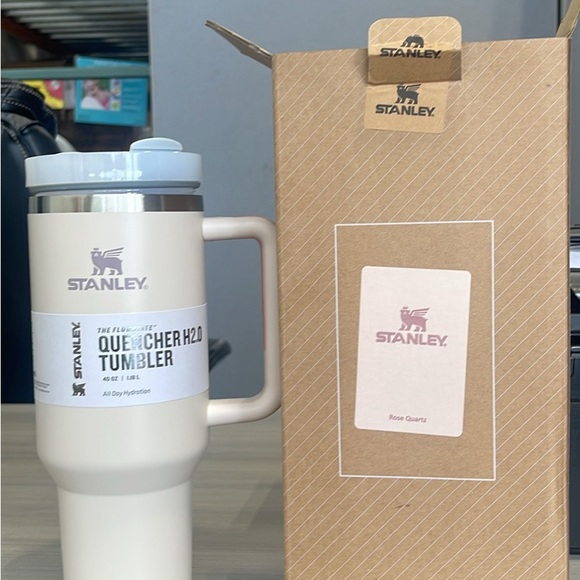 "Brand New Stanley The Quencher H2.0 FlowState™ Tumbler 40 oz / 1.18 L - Picture 5 of 7